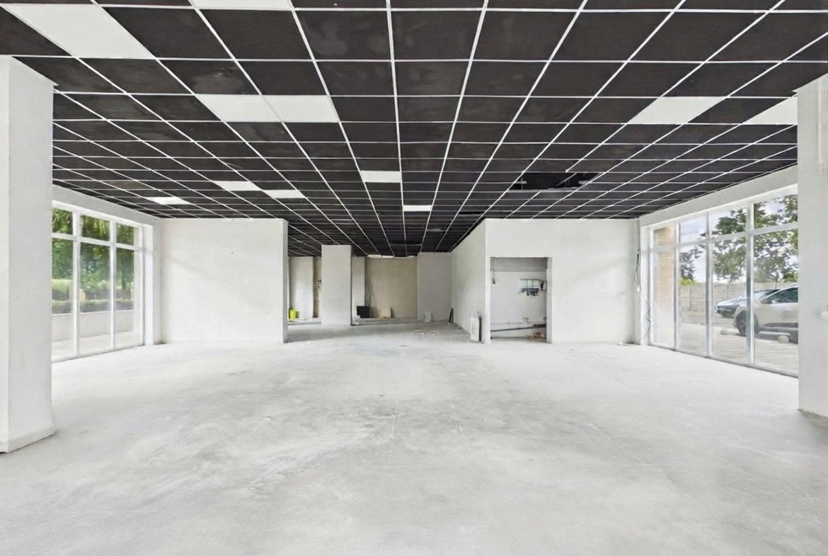 Spațiu comercial 220 mp, 9 parcări, Oradea