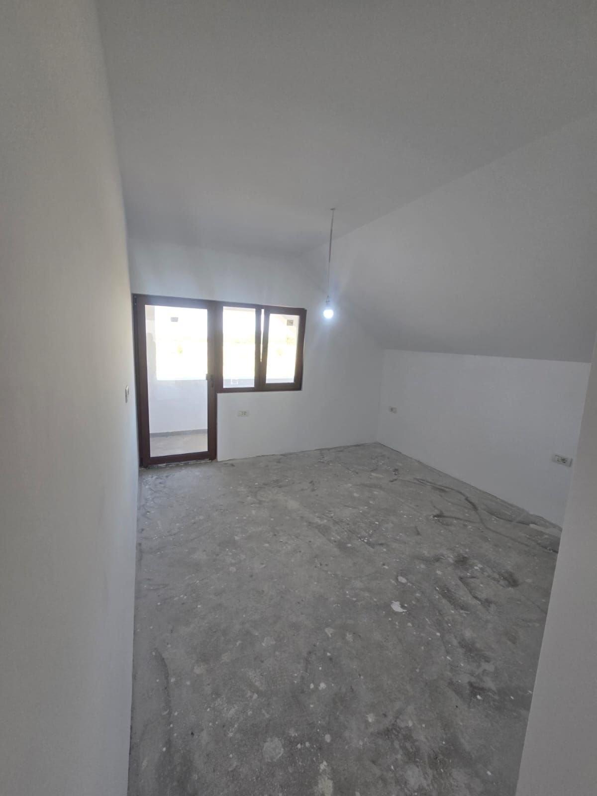 3e6f368639ea4863ac949bb90cd55176 Duplex cu 4 camere, terasă și logie | Timișoara, Plopi | 172.000 €