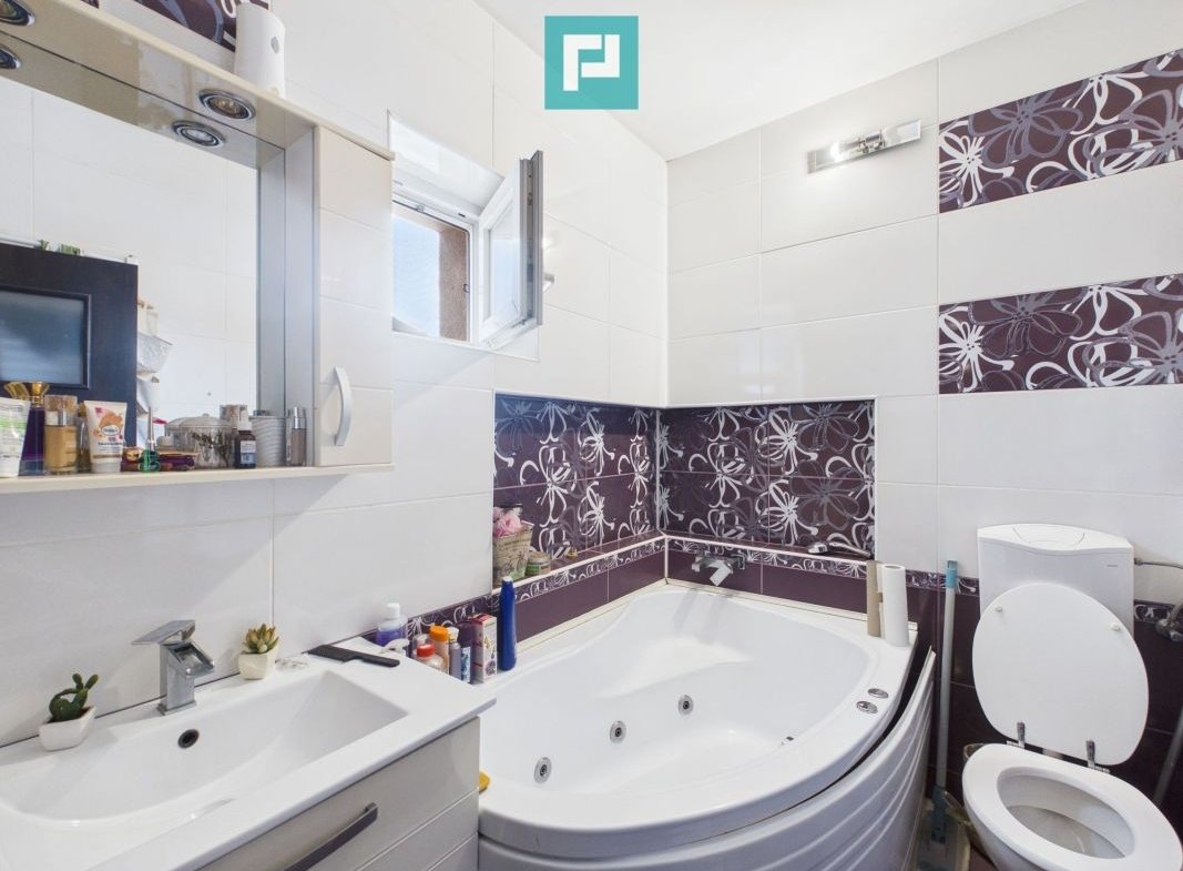Apartament la Casă cu Curte Proprie, Zona Gării