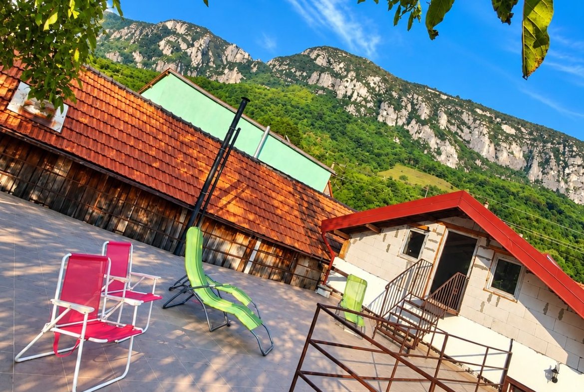 Casă cu grădină, saună și ciubăr în Băile Herculane | 2 zone de locuit
