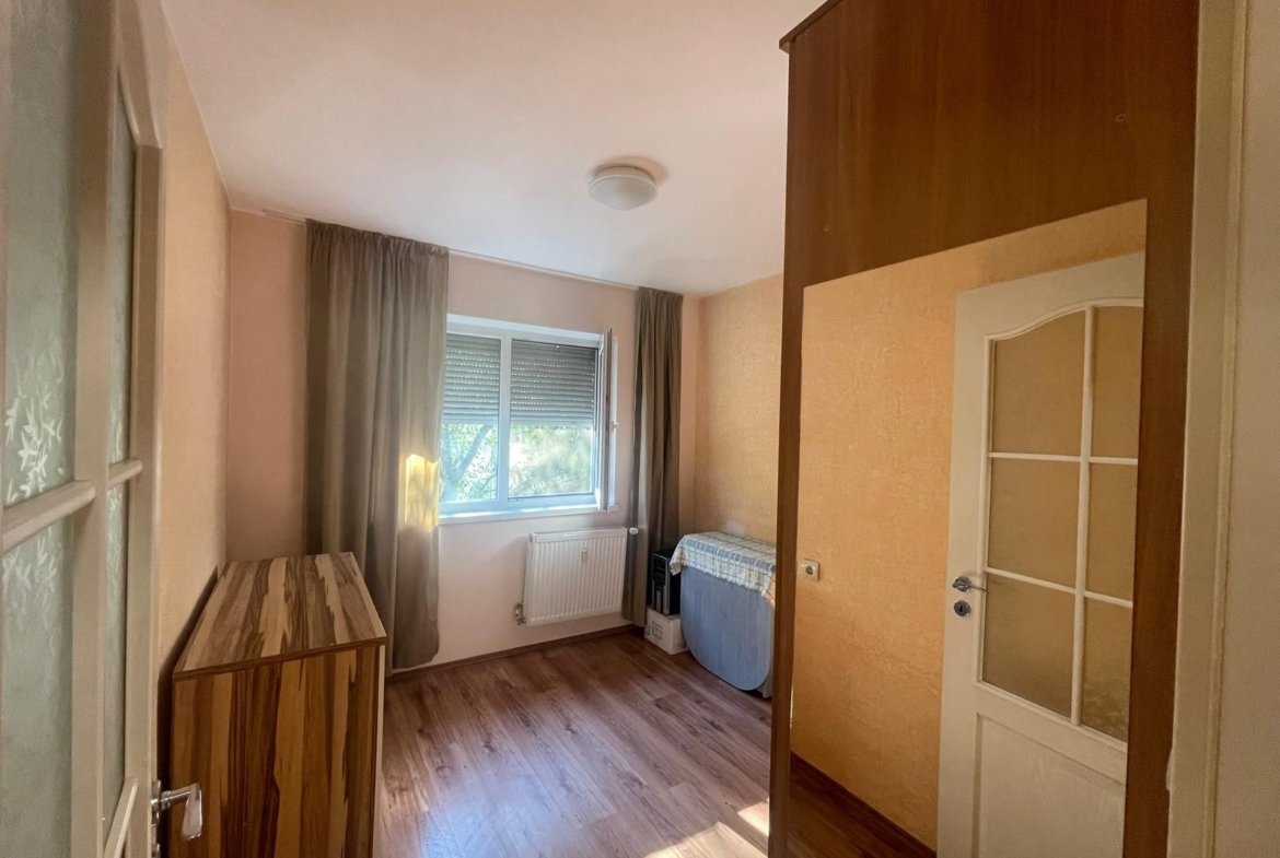 Ap 3 camere, renovat, mobilat, utilat, etaj 2, Rogerius-Pret 93900 eur