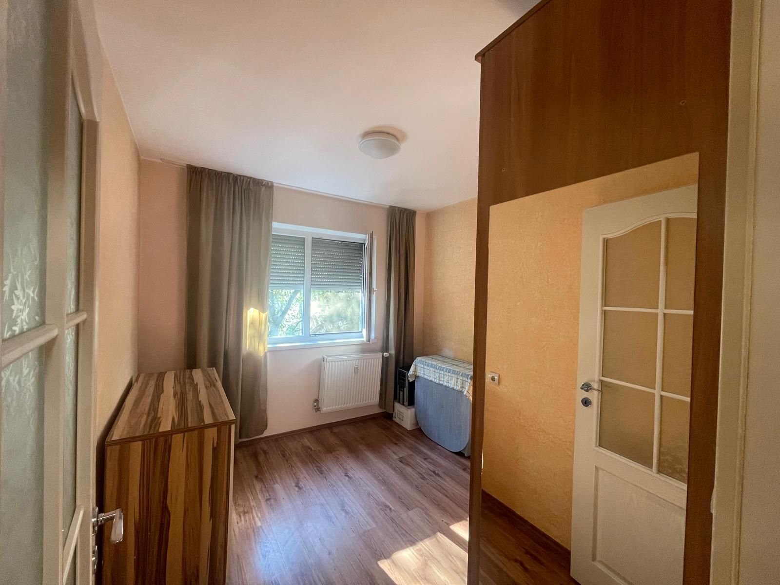 Ap 3 camere, renovat, mobilat, utilat, etaj 2, Rogerius-Pret 93900 eur