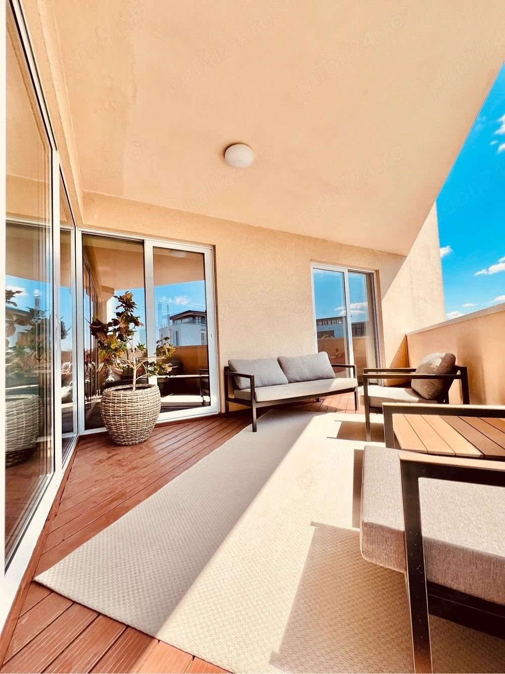 4308bd0108764cbab9aeb64b268418d7 Apartament premium de închiriat, cu terasă panoramică și acces SPA