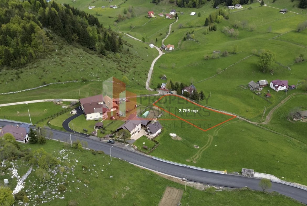 Teren Fundata cu vedere la muntii Bucegi