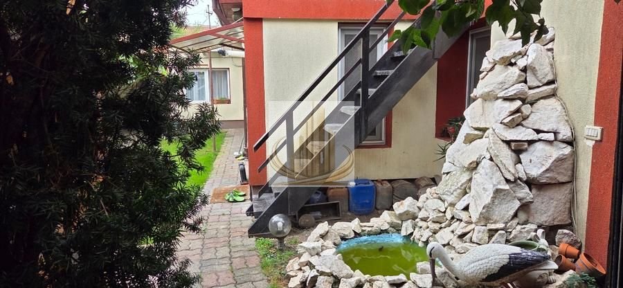Casă din cărămidă cu spațiu comercial la stradă, garaj și curte
