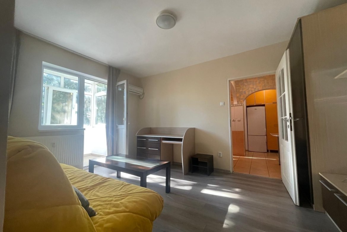 Ap 3 camere, renovat, mobilat, utilat, etaj 2, Rogerius-Pret 93900 eur