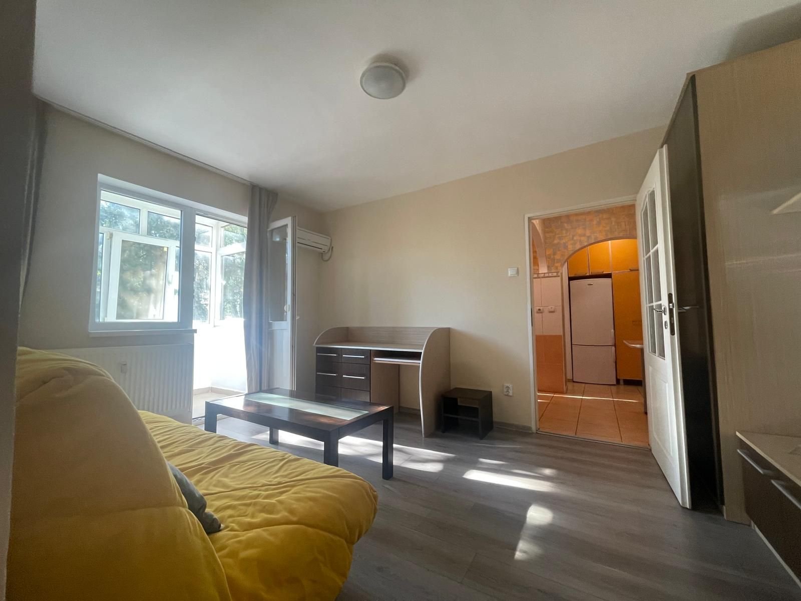 Ap 3 camere, renovat, mobilat, utilat, etaj 2, Rogerius-Pret 93900 eur