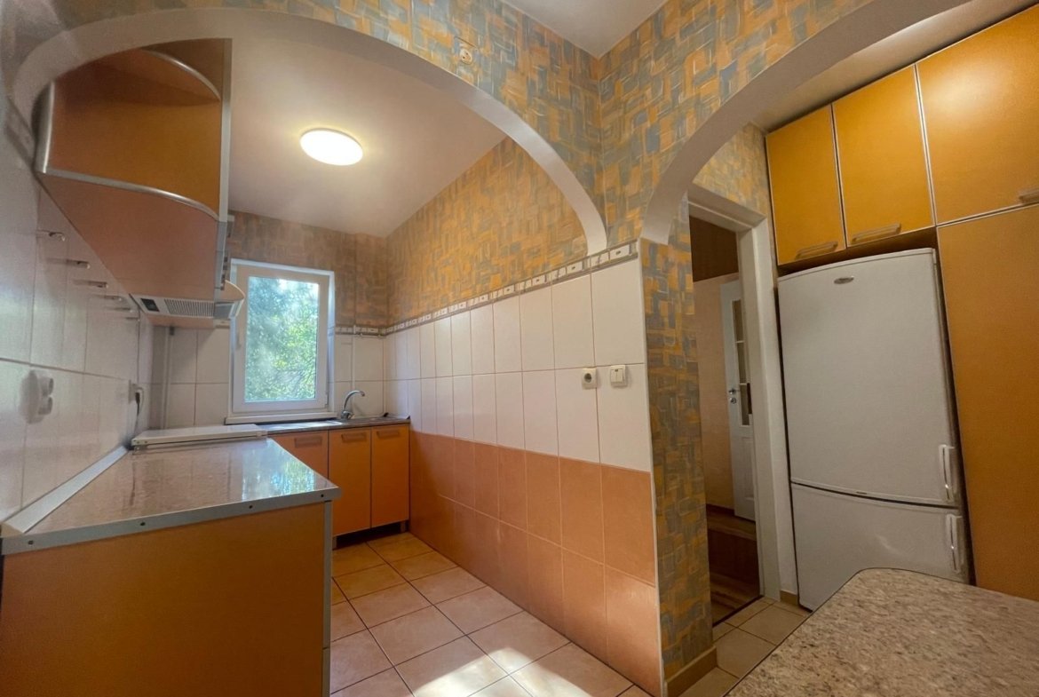 Ap 3 camere, renovat, mobilat, utilat, etaj 2, Rogerius-Pret 93900 eur