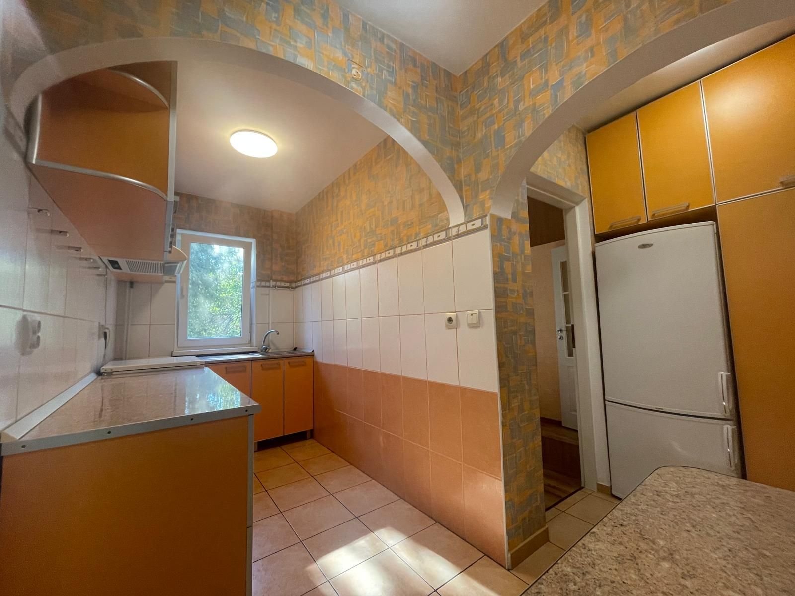 Ap 3 camere, renovat, mobilat, utilat, etaj 2, Rogerius-Pret 93900 eur