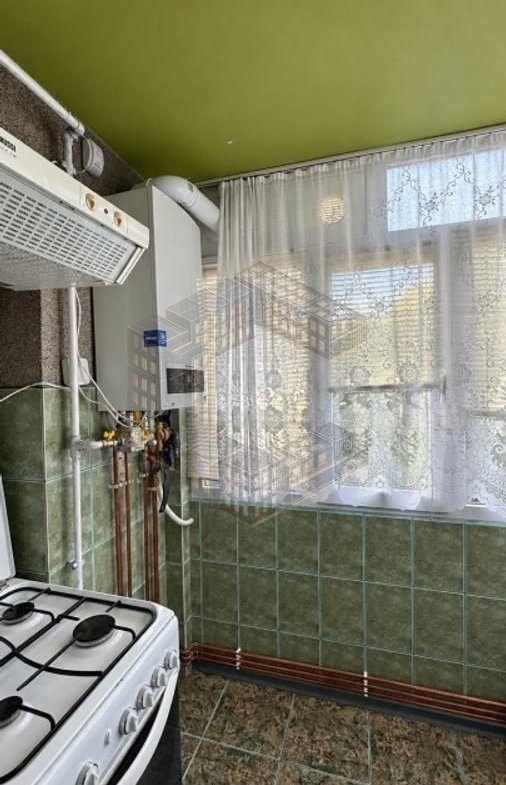 Apartament cu 3 camere, decomandat, centrala,etaj intermediar, Lipovei