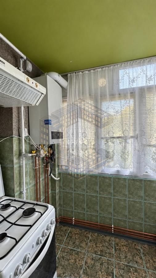 Apartament cu 3 camere, decomandat, centrala,etaj intermediar, Lipovei
