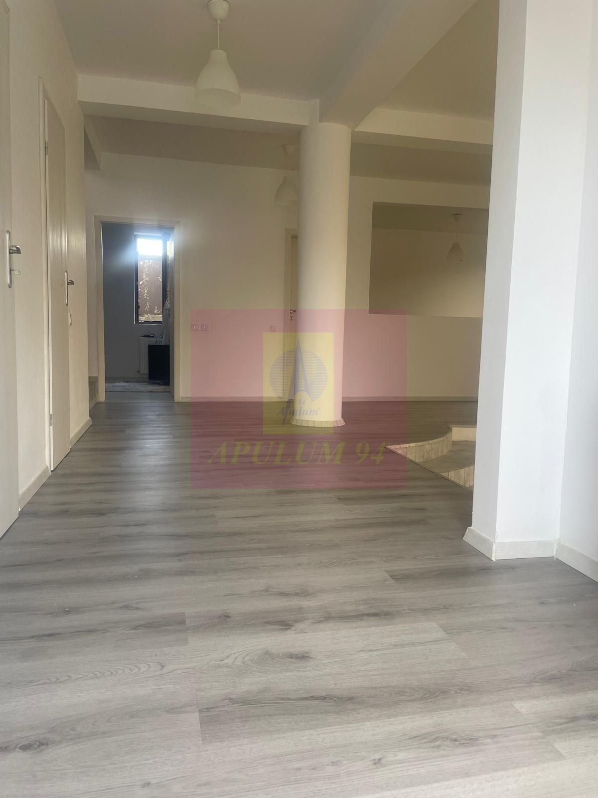 Vilă individuală cu arhitectură elegantă și grădină generoasă | 5 came