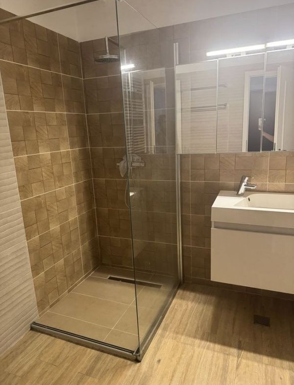 Vand apartament 3 camere in zona Aviatiei (parcare inclusa).