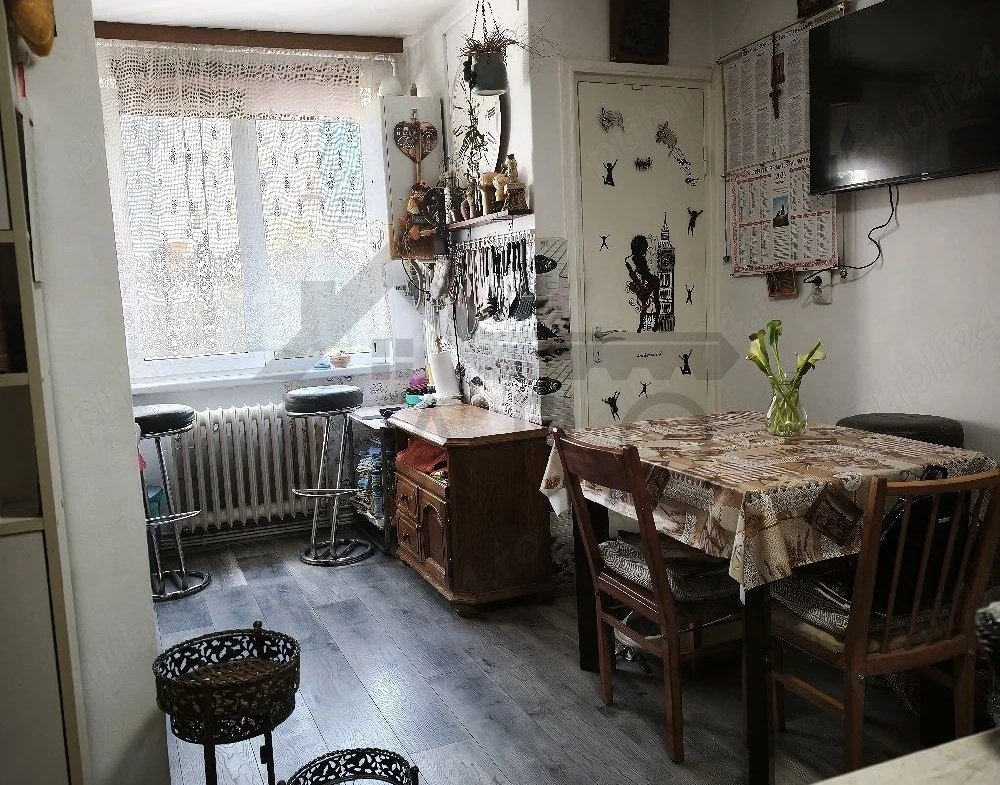 vând apartament cu 3 camere in Tudor zona Fortuna