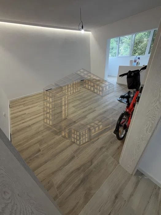 Apartament cu 3 camere, etajul 1, renovat, zona Dambovita