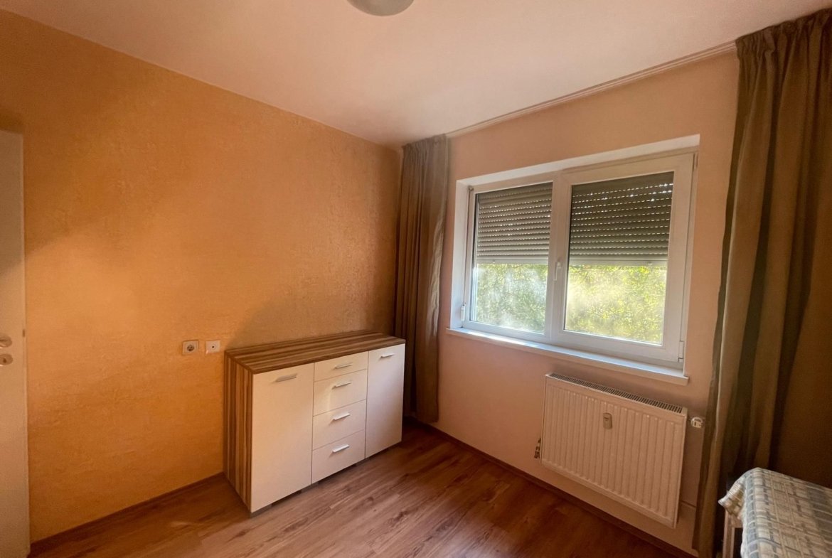 Ap 3 camere, renovat, mobilat, utilat, etaj 2, Rogerius-Pret 93900 eur