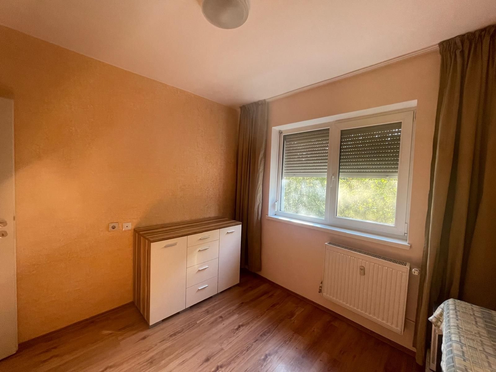 Ap 3 camere, renovat, mobilat, utilat, etaj 2, Rogerius-Pret 93900 eur