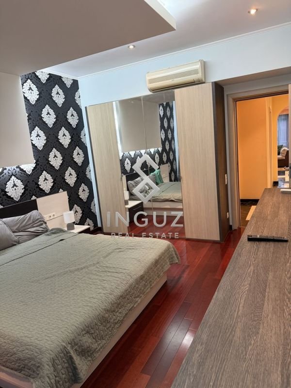 Apartament 3 camere in Vila . 125 mp