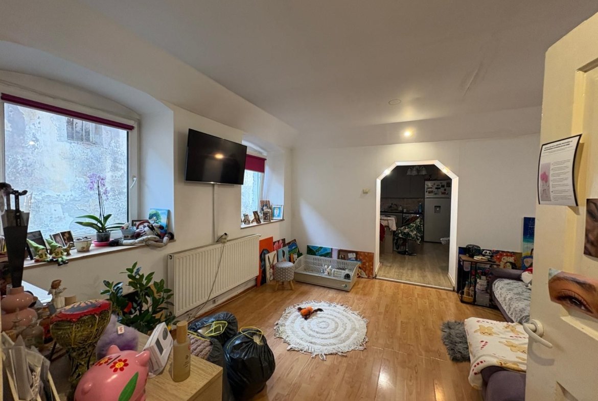 Apartament cu doua camere de vanzare in Piata Sfatului