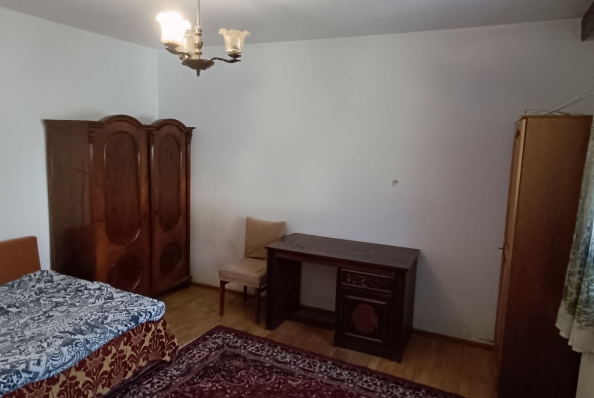 Apartament de închiriat la curte comună chiar în Complexul Studențesc