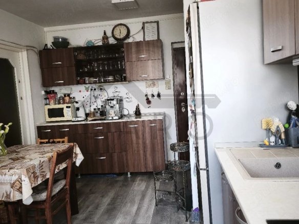 vând apartament cu 3 camere in Tudor zona Fortuna