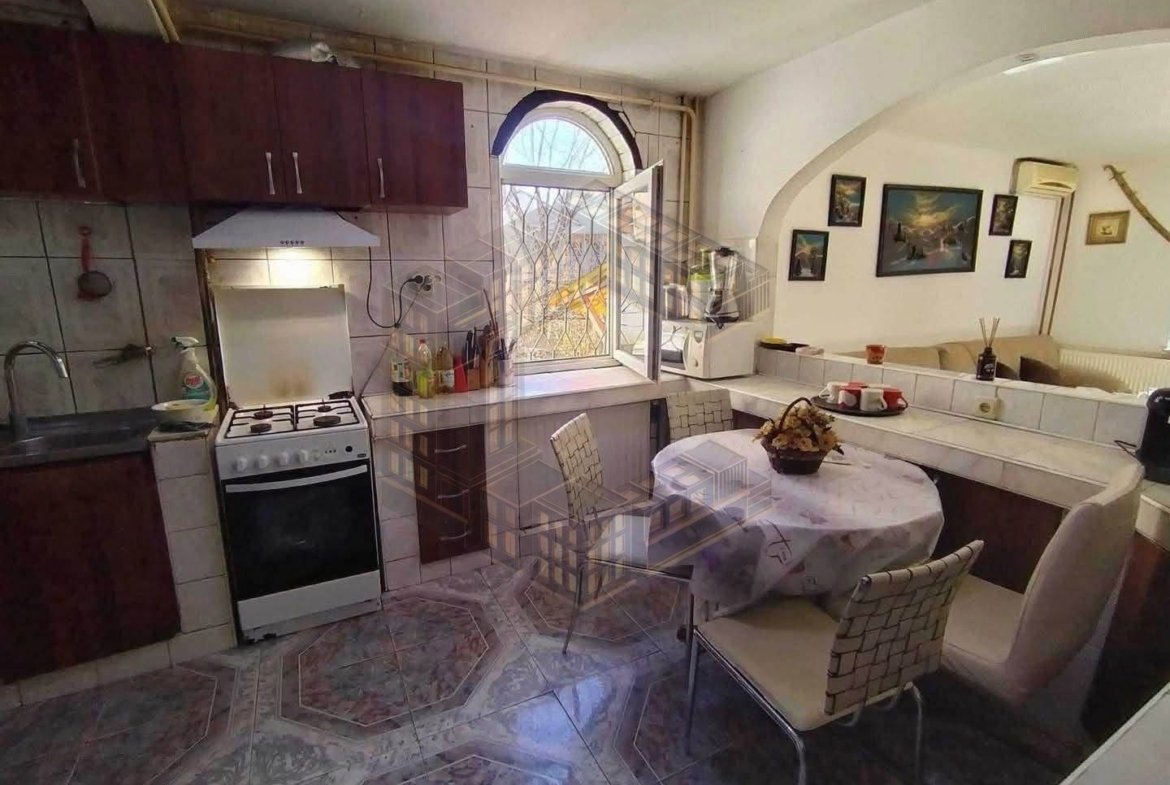 Apartament cu 3 camere, decomandat, centrala,de vânzare, Girocului