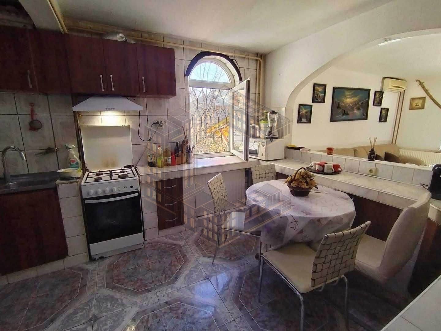 57ab6a63b2044ebba454a48c37b87a56 Apartament cu 3 camere, decomandat, centrala,de vânzare, Girocului