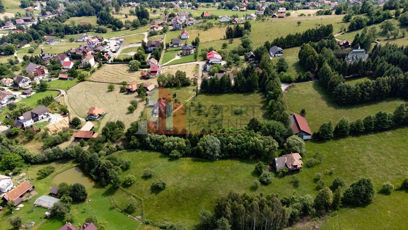 5838fb2d199644baac8140240aa748d7 Teren intravilan Bran 2.772 mp | Vedere Piatra Craiului | Potrivit pentru cabane