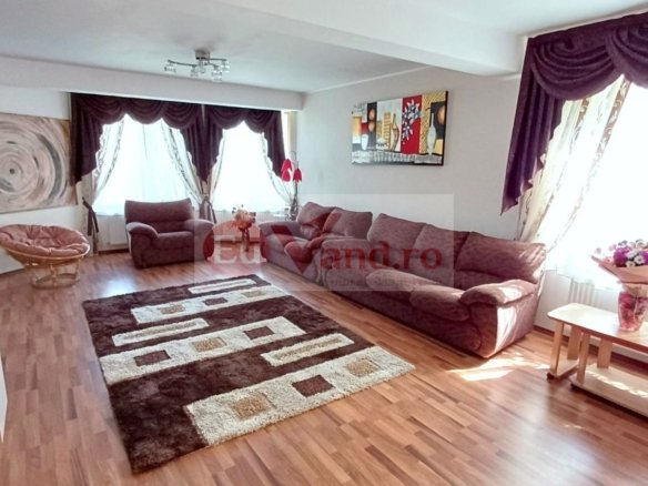 Vila P+1+M, 6 camere, Micro 16, 303 mp utili, teren 406 mp – 272.000 Euro