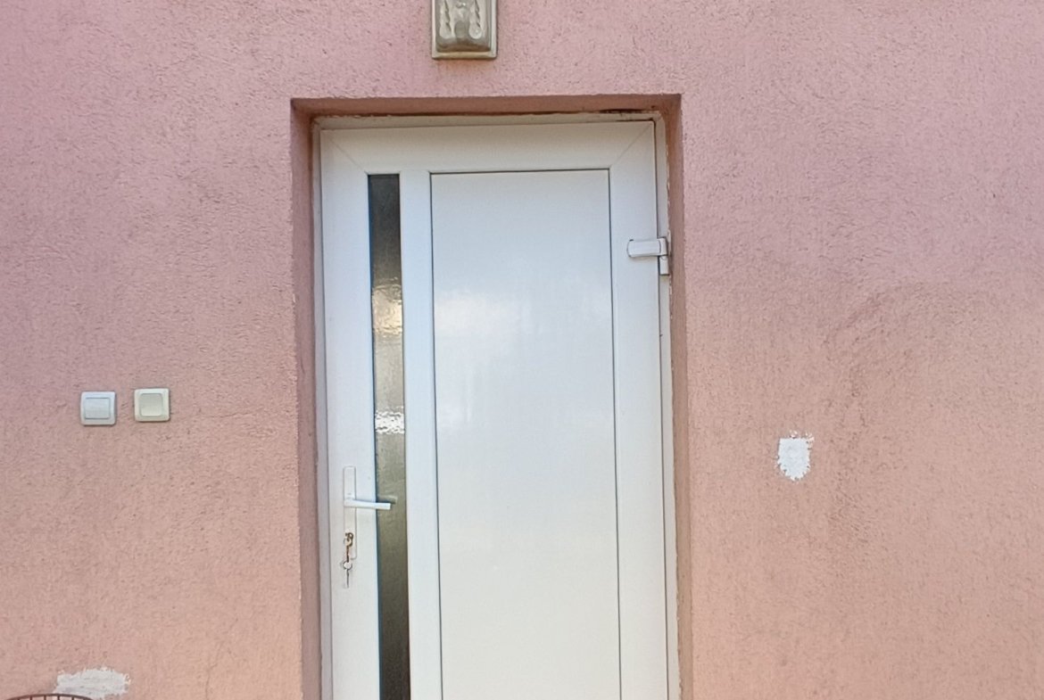 Apartament de închiriat la curte comună chiar în Complexul Studențesc