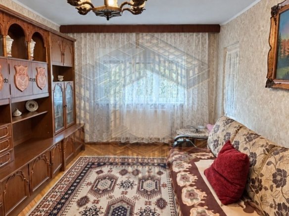 Apartament cu 3 camere, decomandat, centrala,etaj intermediar, Lipovei