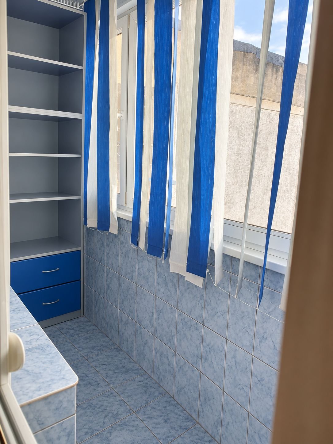 61da4e95dfe2468f85ccc311d9cf20f8 Apartament cu 3 camere decomandate, centrală proprie și logie |