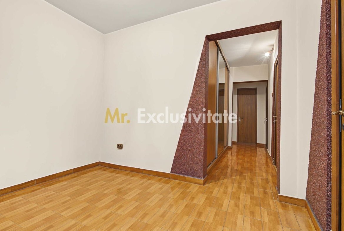 Apartament cu 3 camere decomandat etaj intermediar