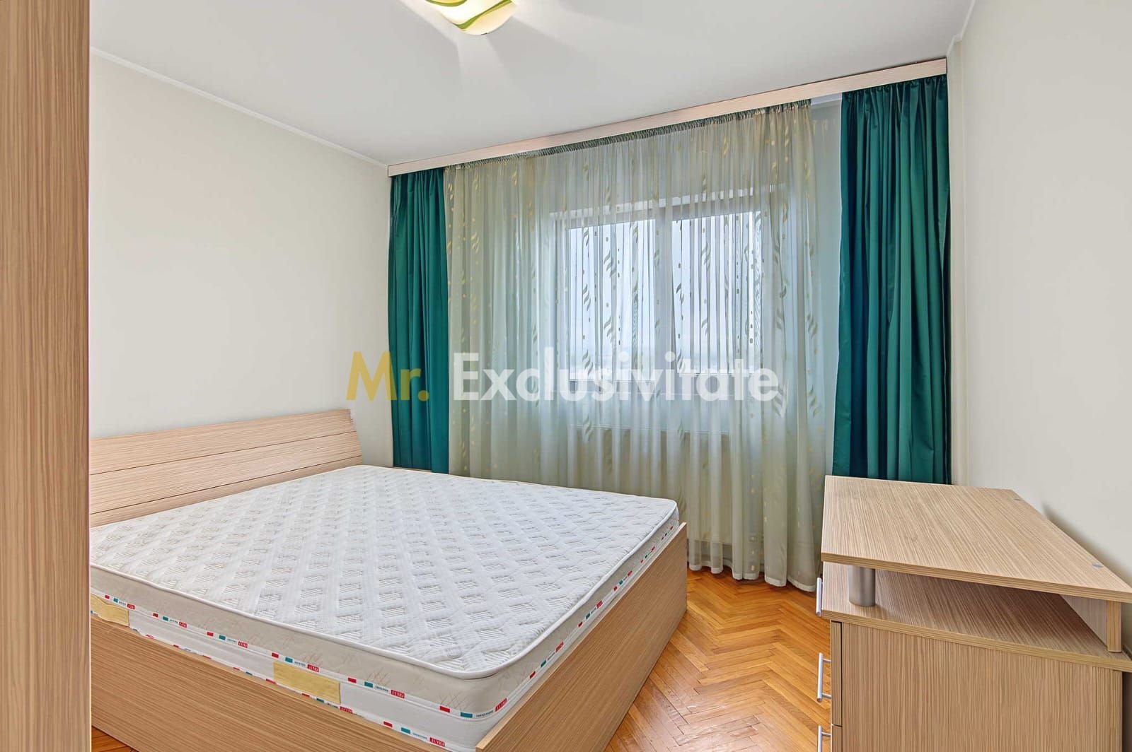 Apartament cu 3 camere decomandat etaj intermediar