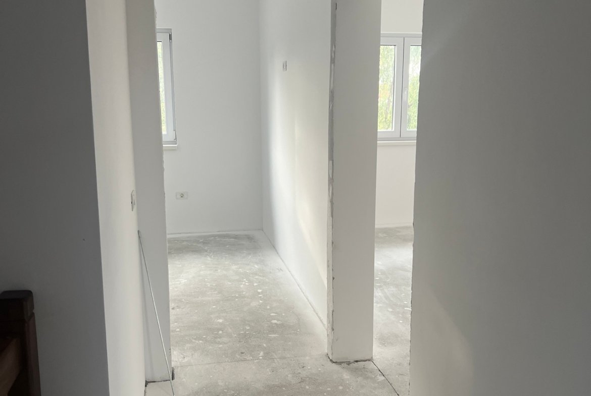 Case înșiruite cu 4 camere, grădină privată și 2 locuri de parcare