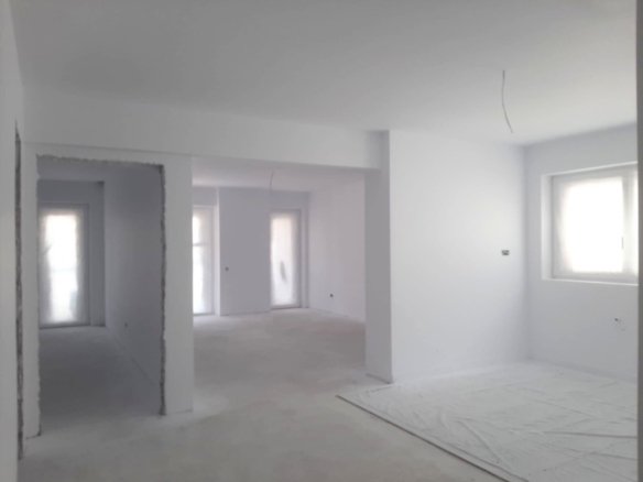 Apartament 3 camere 82 mp + 2 terase de 24 mp zona rezidentiala aerisita