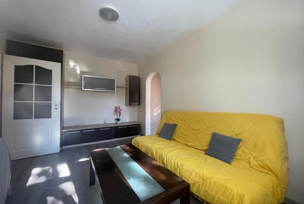 Ap 3 camere, renovat, mobilat, utilat, etaj 2, Rogerius-Pret 93900 eur