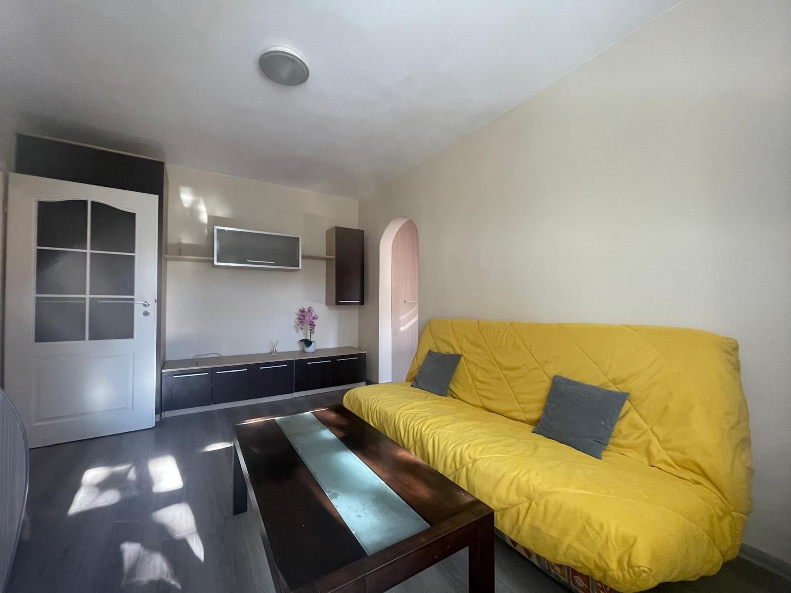 Ap 3 camere, renovat, mobilat, utilat, etaj 2, Rogerius-Pret 93900 eur