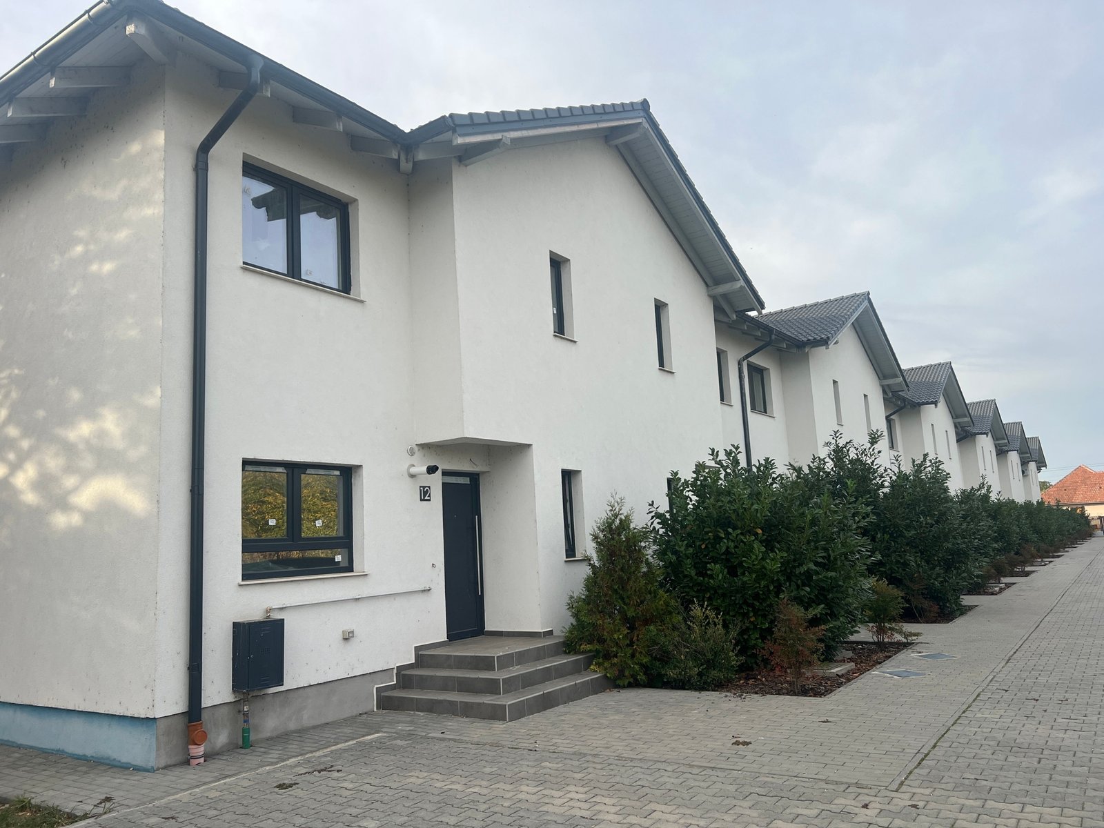 6c99925f5e3848f997e348a1739224f3 Case înșiruite cu 4 camere, grădină privată și 2 locuri de parcare