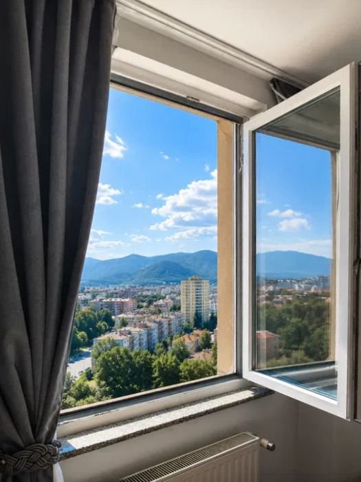 Deschizi geamul și vezi Brașovul 2 camere renovat zona Tractorul