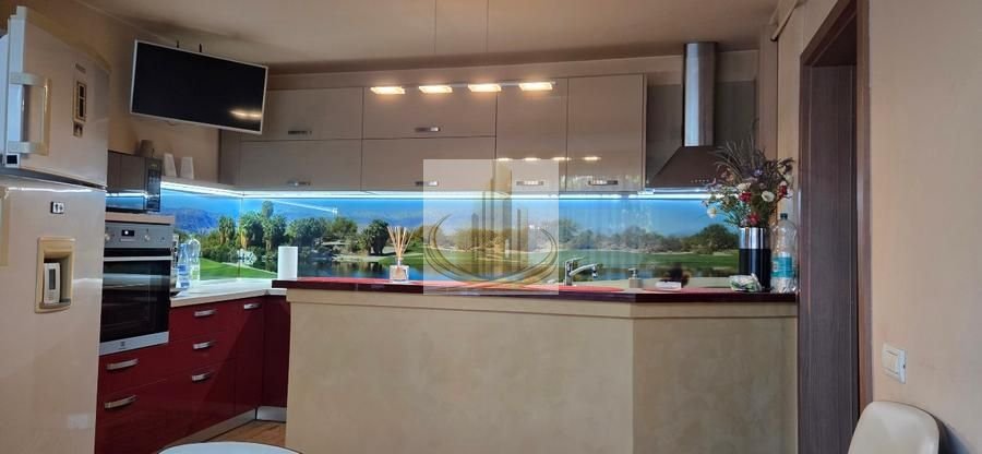 Casă din cărămidă cu spațiu comercial la stradă, garaj și curte