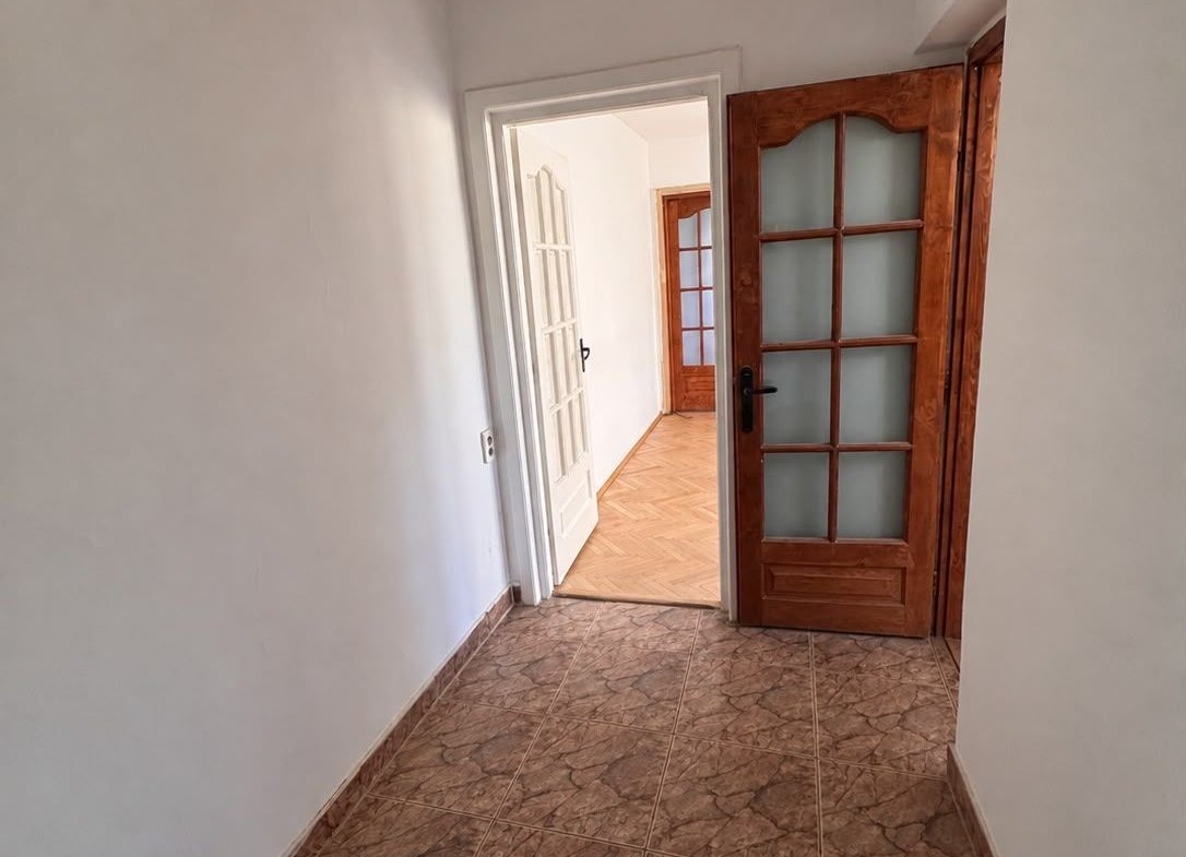 Apartament 3 camere renovat, cu centrală proprie, zona Dacia