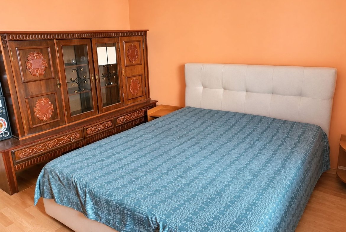 Apartament cu 3 camere decomandate, centrală proprie și logie |
