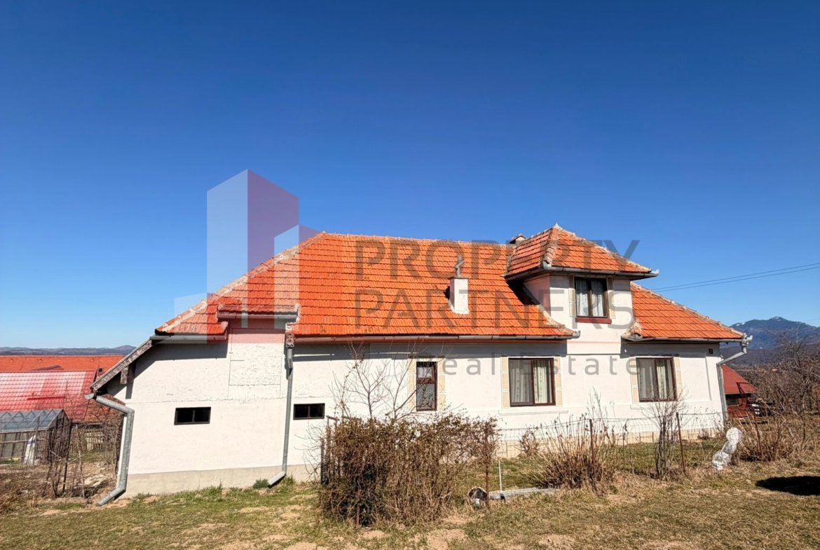 Casă tradițională cu 1800 mp teren  în Sohodol, Bran | Priveliște superba