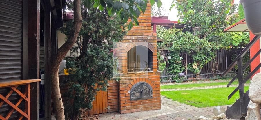 Casă din cărămidă cu spațiu comercial la stradă, garaj și curte