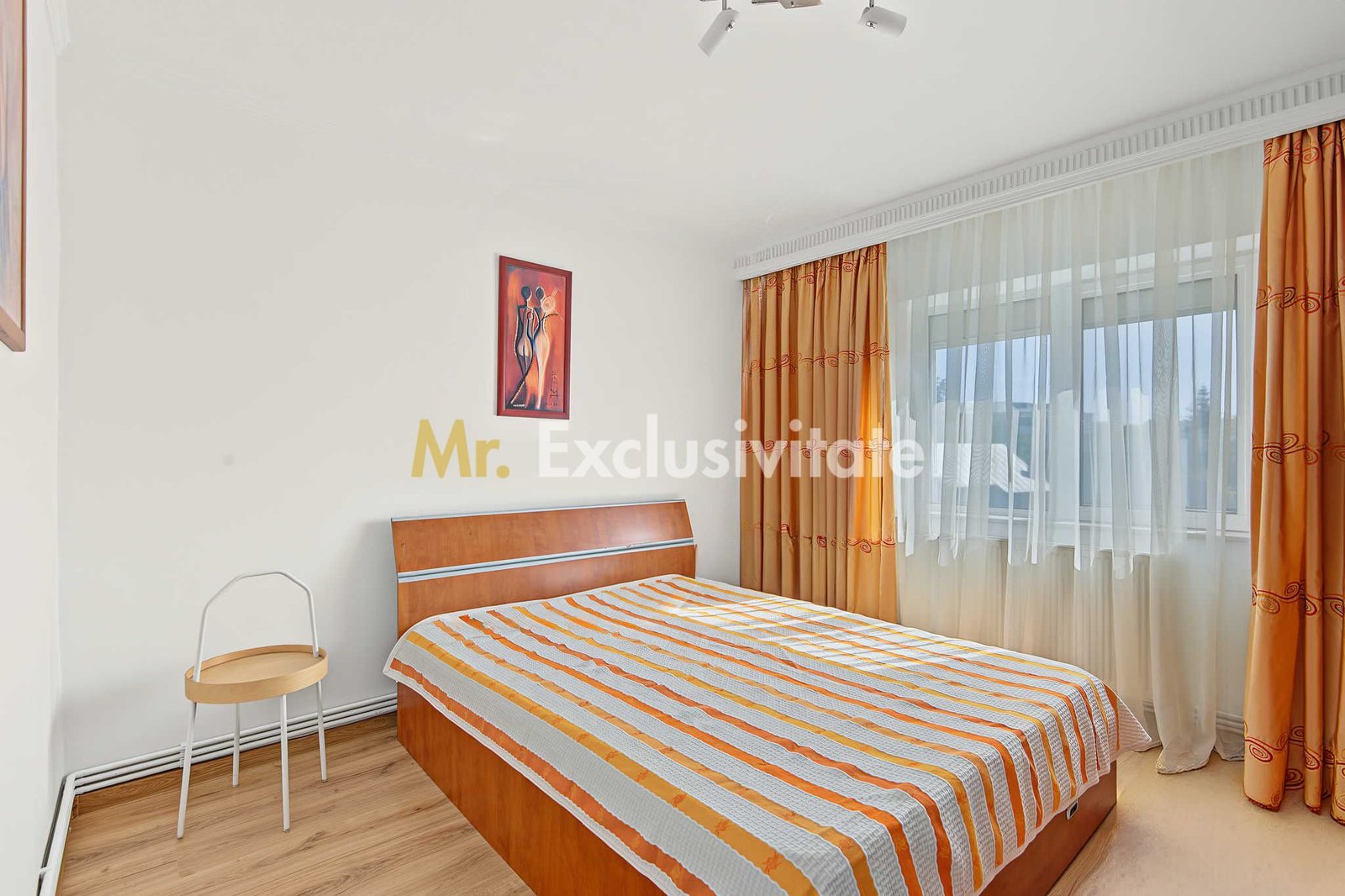 792ef406203343089b80ec40a822ad4f Central-Eremia, ap. 3 camere, 2 băi + boxă,proaspăt zugrăvit, et.2