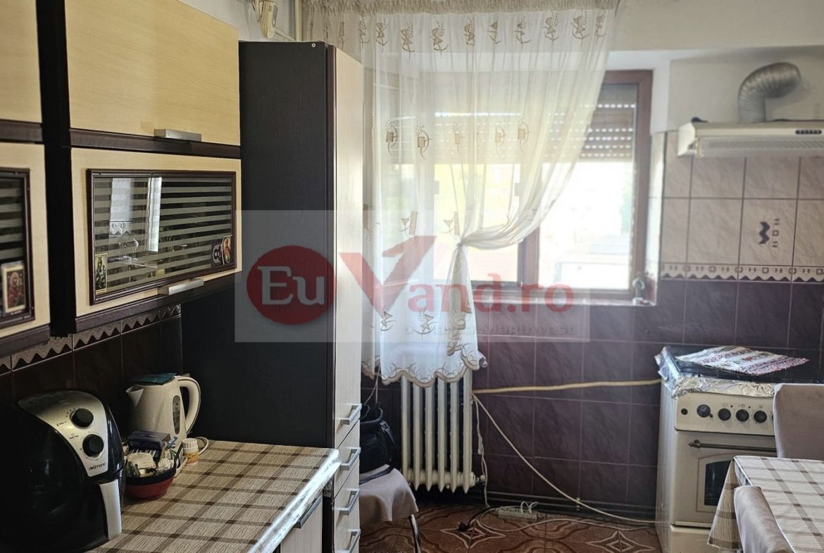 Apartament 2 camere de vanzare, IC Frimu, 57 mp, 2 balcoane, etaj 3/4