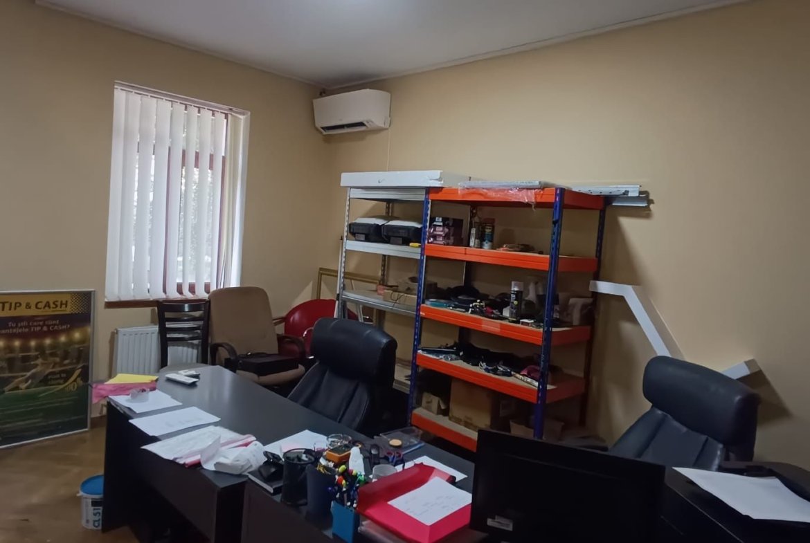 Casă versatilă 280 mp, teren 250 mp, 4 locuri parcare în Timișoara