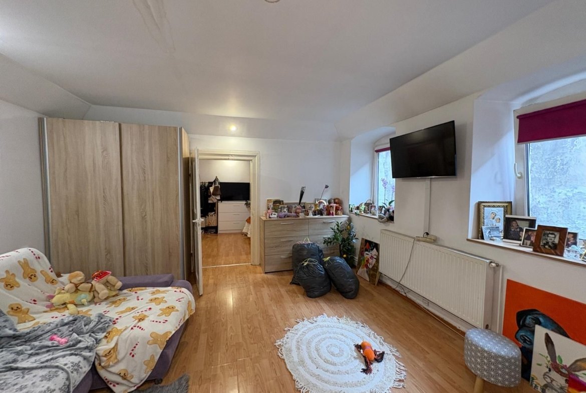 Apartament cu doua camere de vanzare in Piata Sfatului
