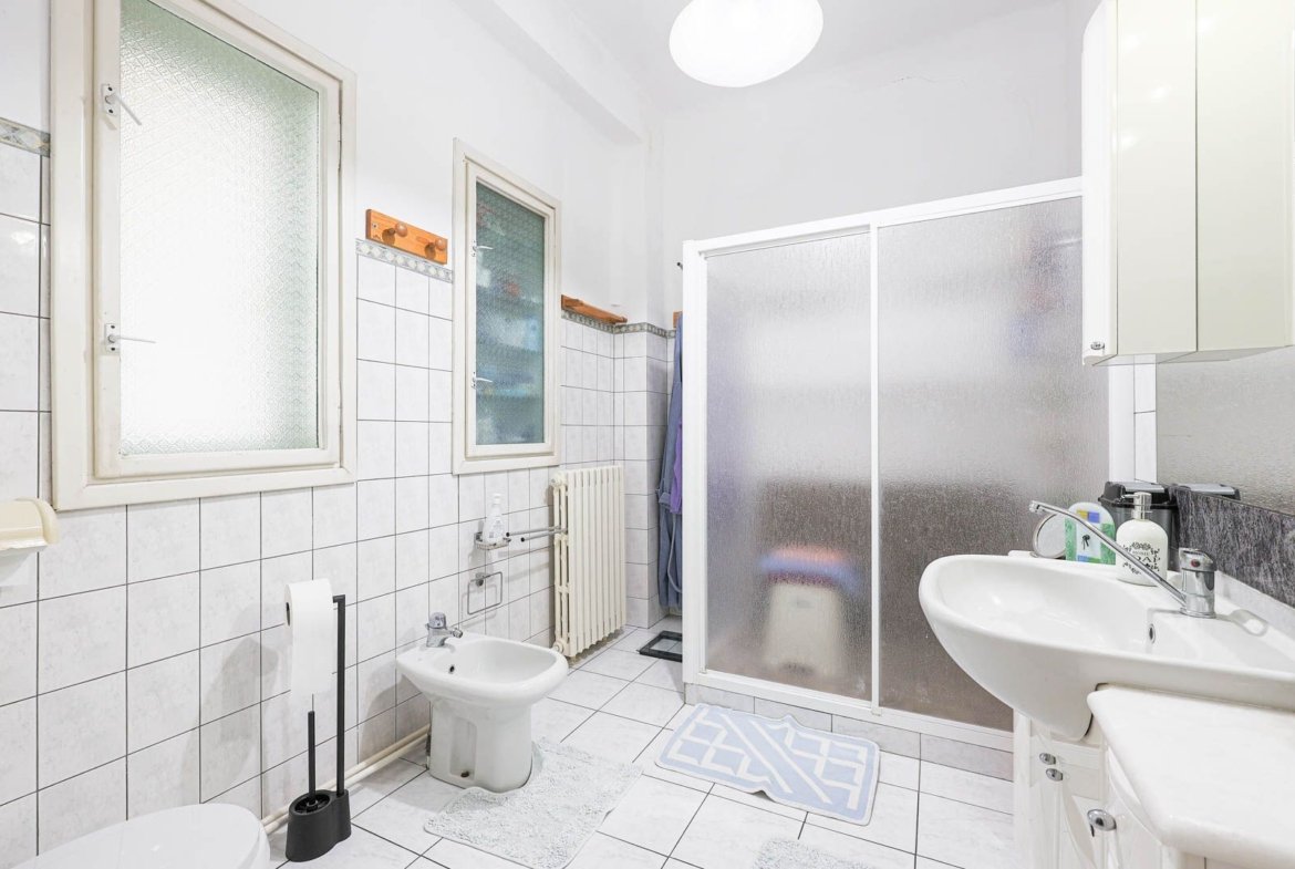 Vilă 5 camere, teren 1.500 mp cu livadă, garaj dublu